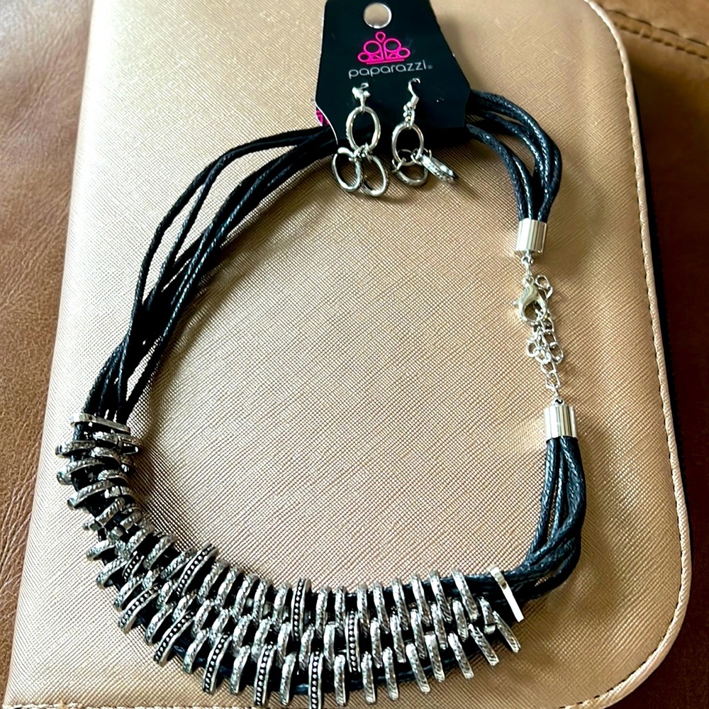Paparazzi Necklace Earrings set, black and silver